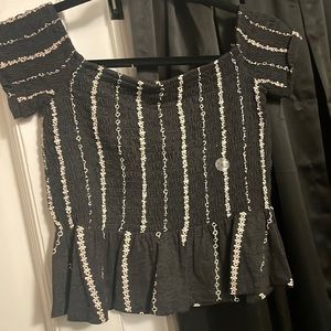 New stretchy crop top cap sleeve can be worn off the shoulders flowy hem size m